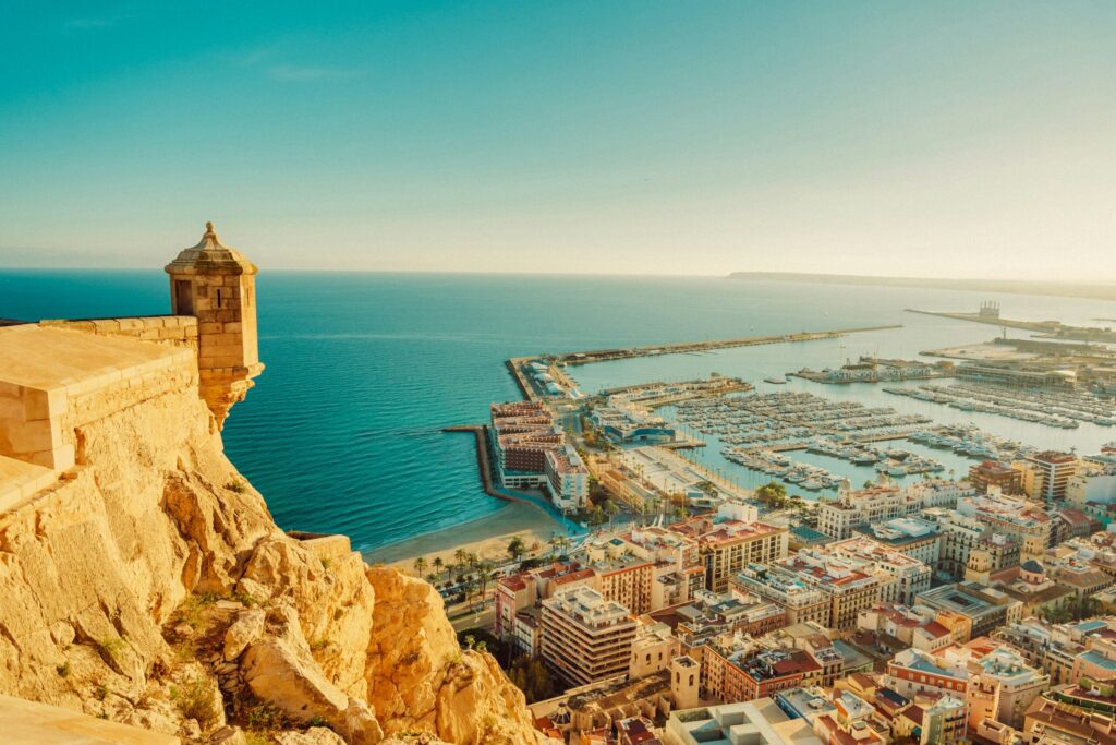 Udsigt fra Castillo de Santa Bárbara over Alicantes havn og Middelhavet.